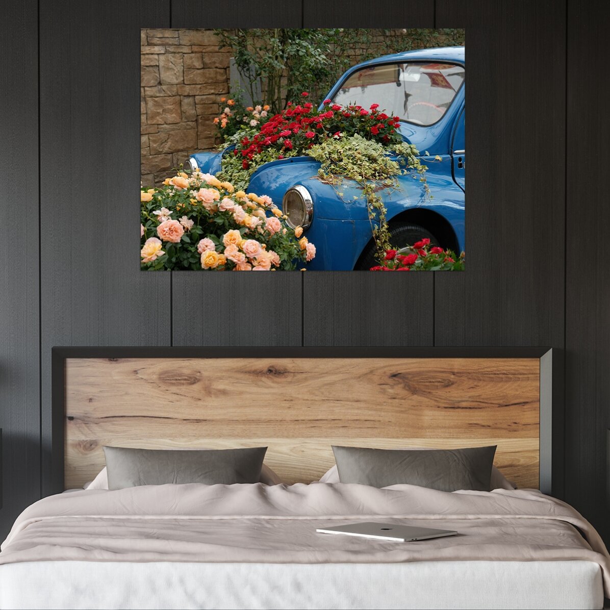 Póster de un coche azul vintage con flores