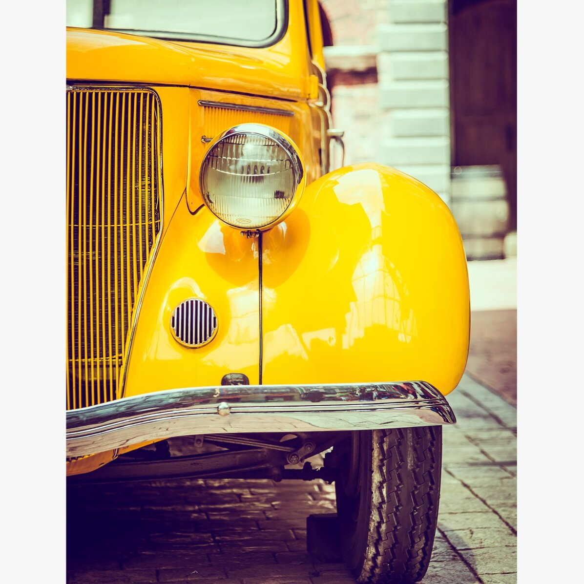 Póster de un coche amarillo vintage