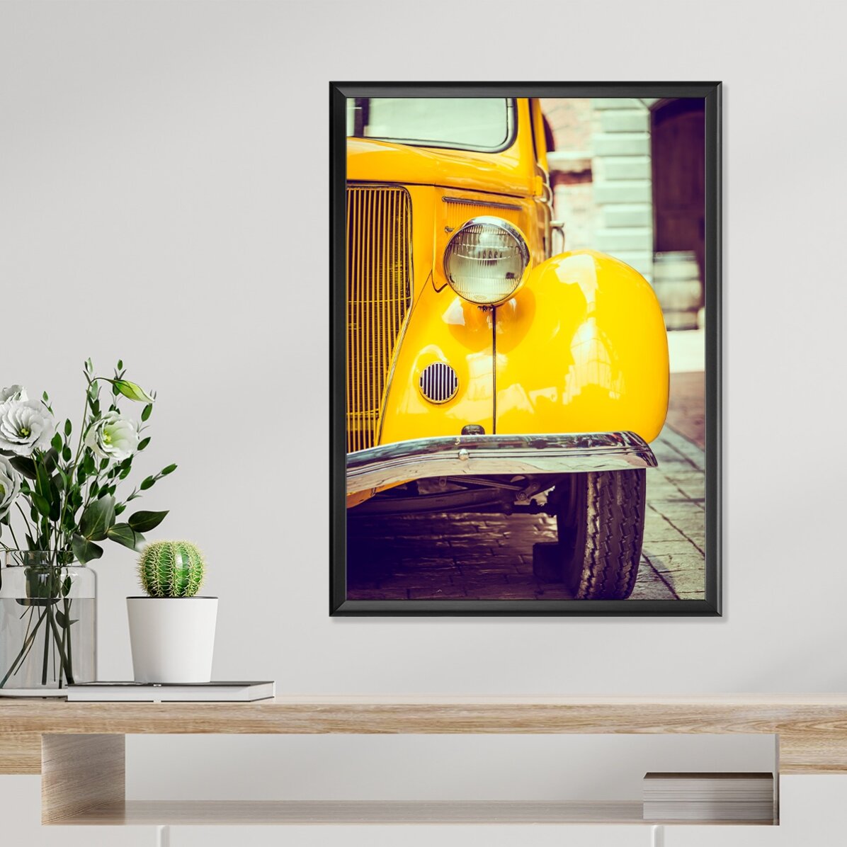 Póster de un coche amarillo vintage