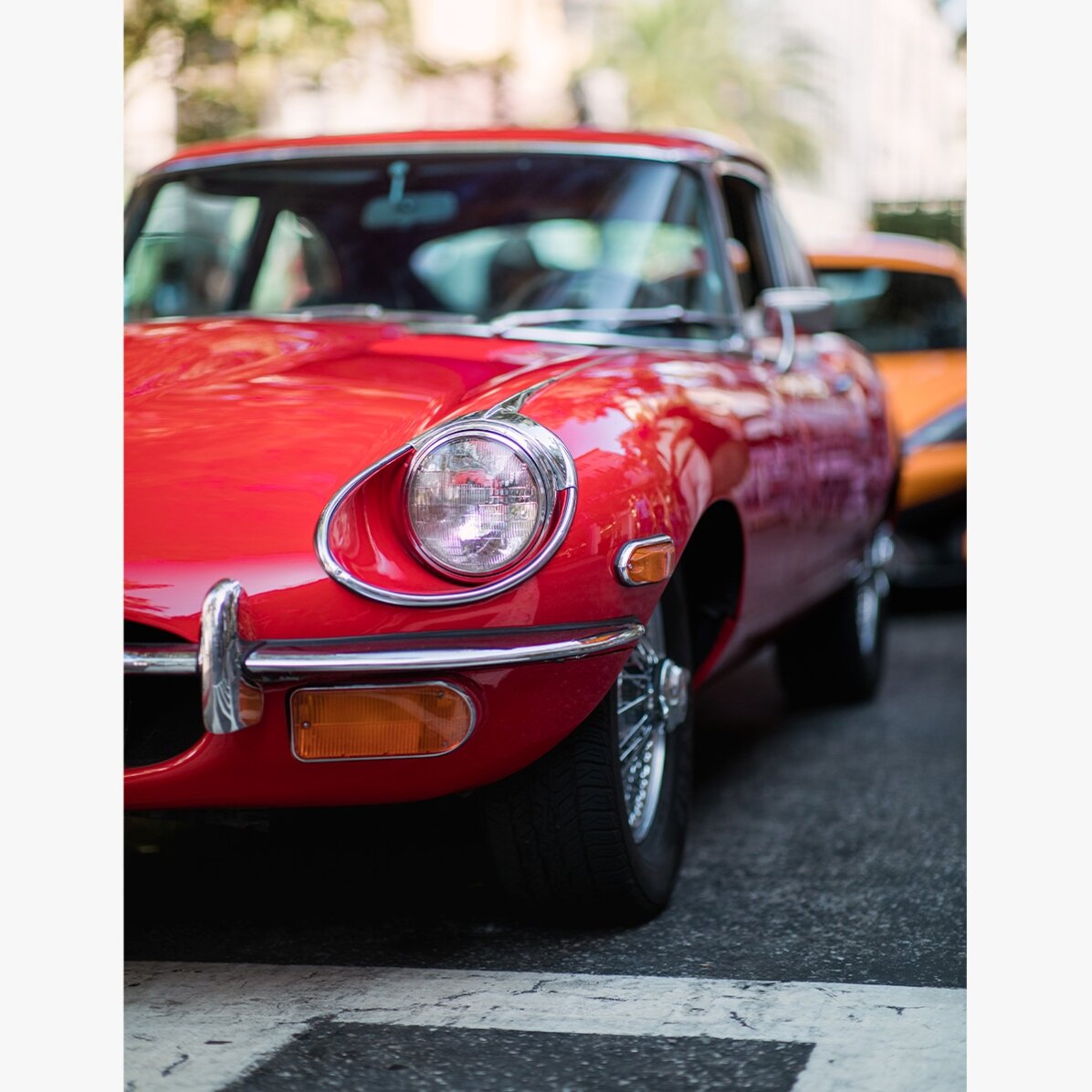Póster de un coche rojo vintage