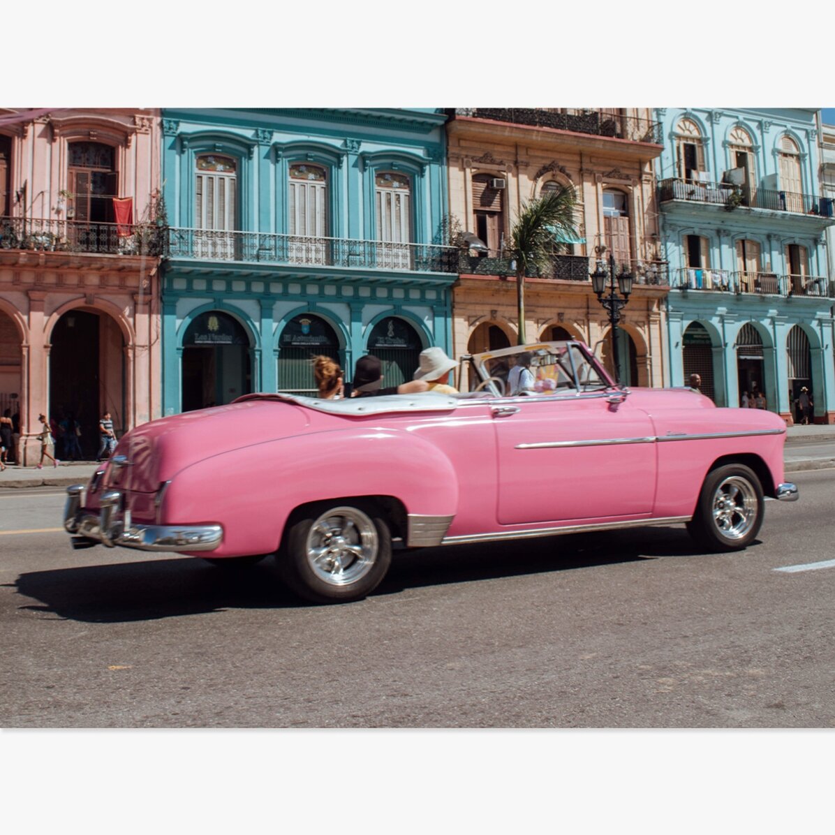 Póster de un coche rosa vintage en la calle