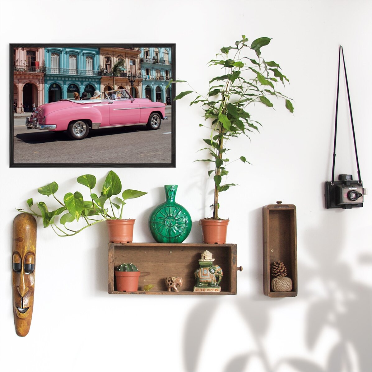 Póster de un coche rosa vintage en la calle