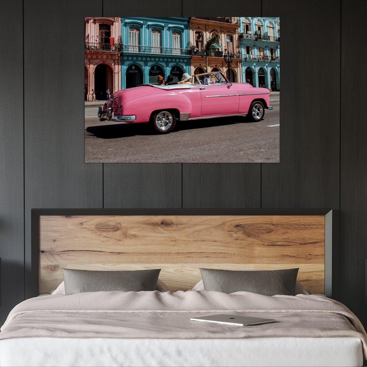 Póster de un coche rosa vintage en la calle