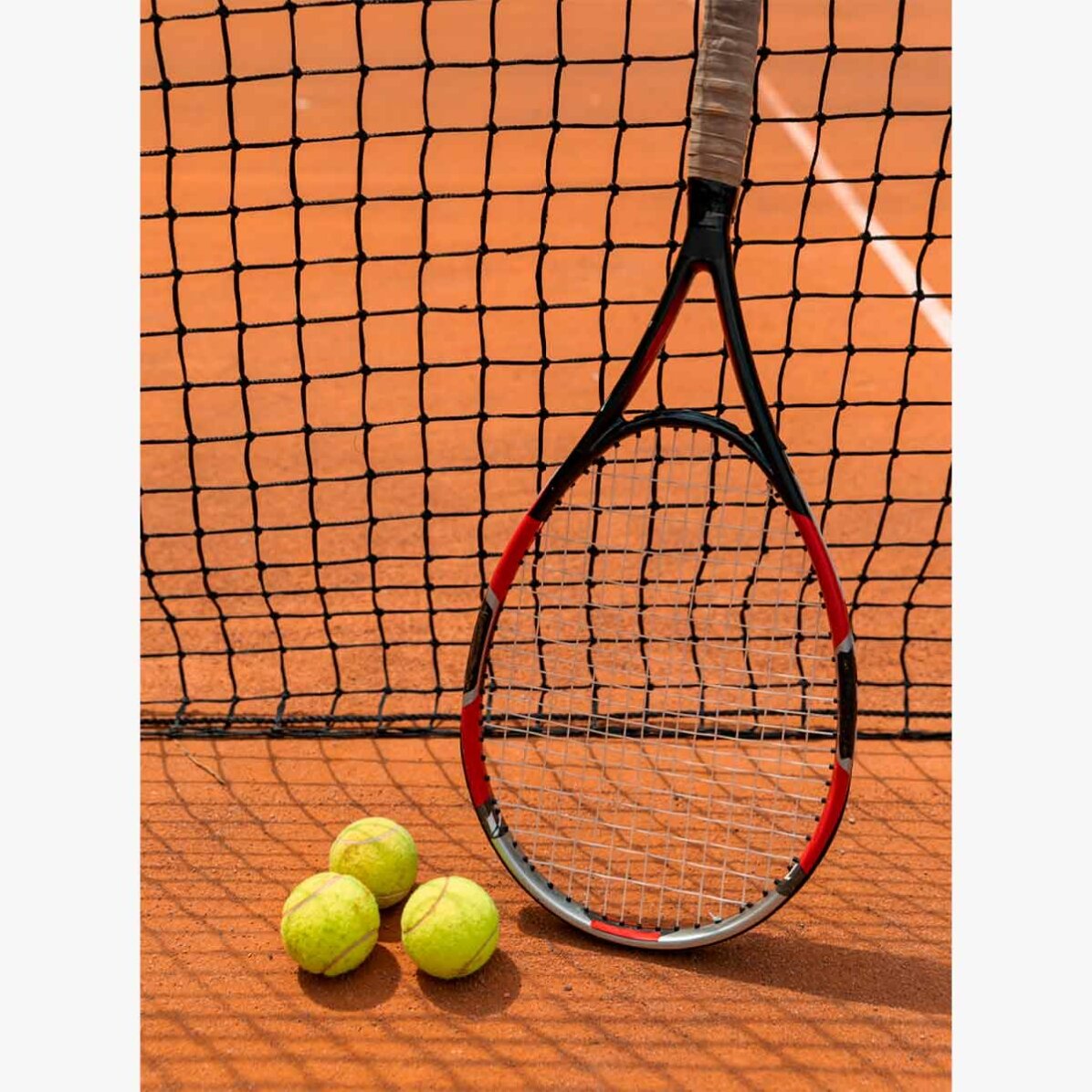 Póster de raquetas y pelotas de tenis