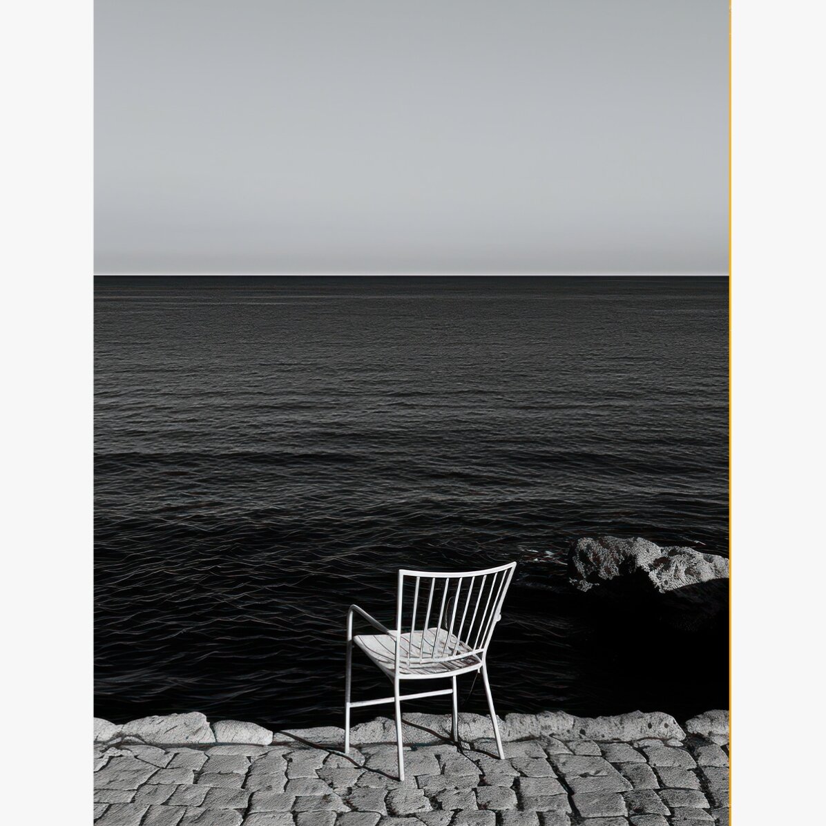 Póster: «Una silla solitaria junto al mar»