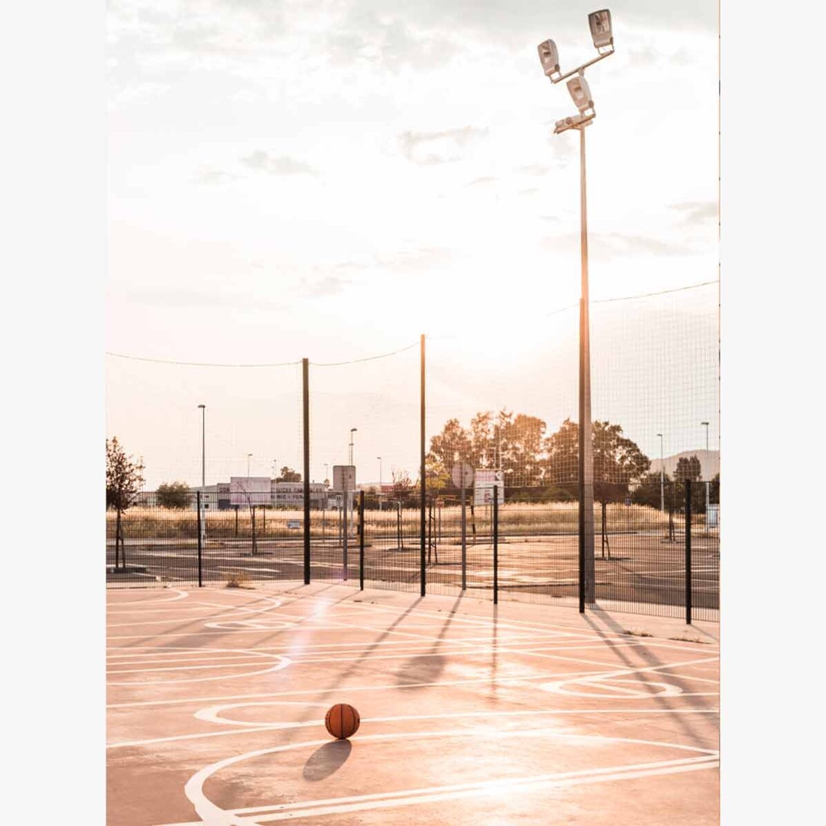 Cartel de una cancha de baloncesto