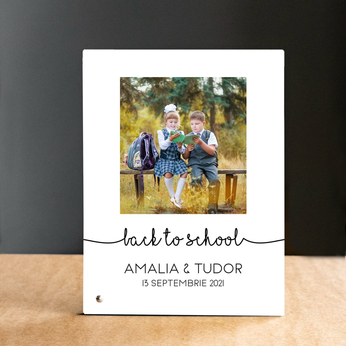Marco de fotos de escritorio personalizado con una foto y un texto: «My first day»