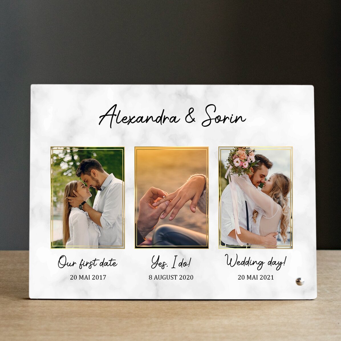 Marco de fotos de escritorio personalizado con 3 fotos y texto: «Our love story»