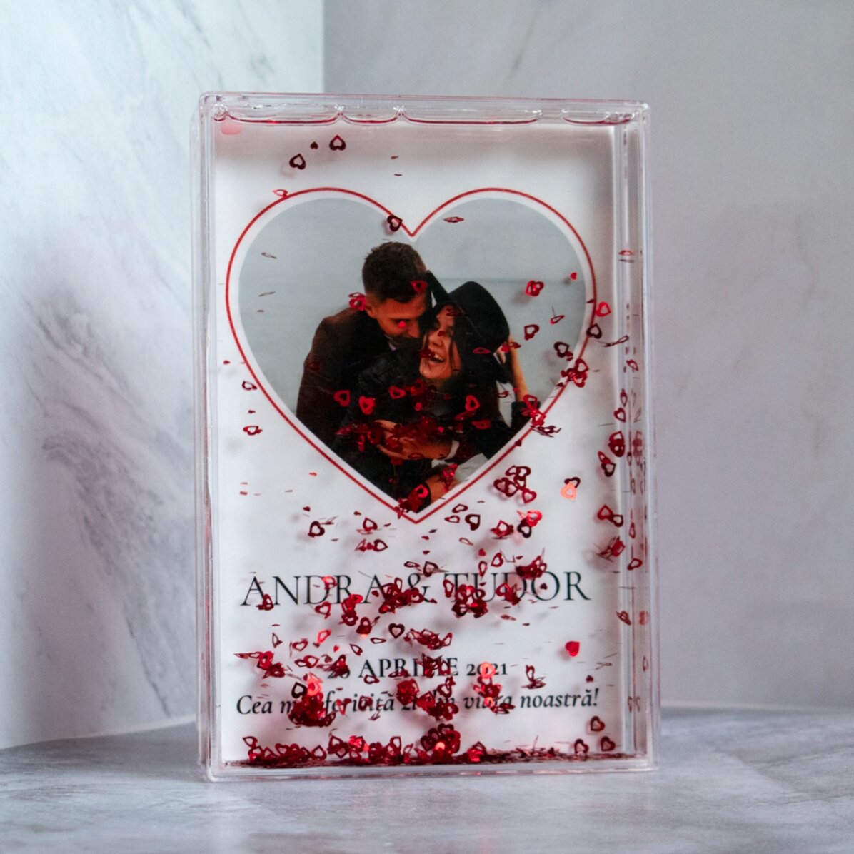 Marco de fotos de escritorio con corazoncitos, personalizado con una foto y un texto