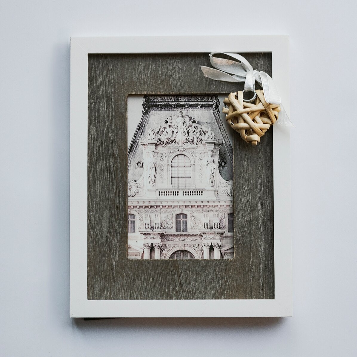 Marco de fotos con lazo y corazón de madera, 18,5 x 23,5 cm
