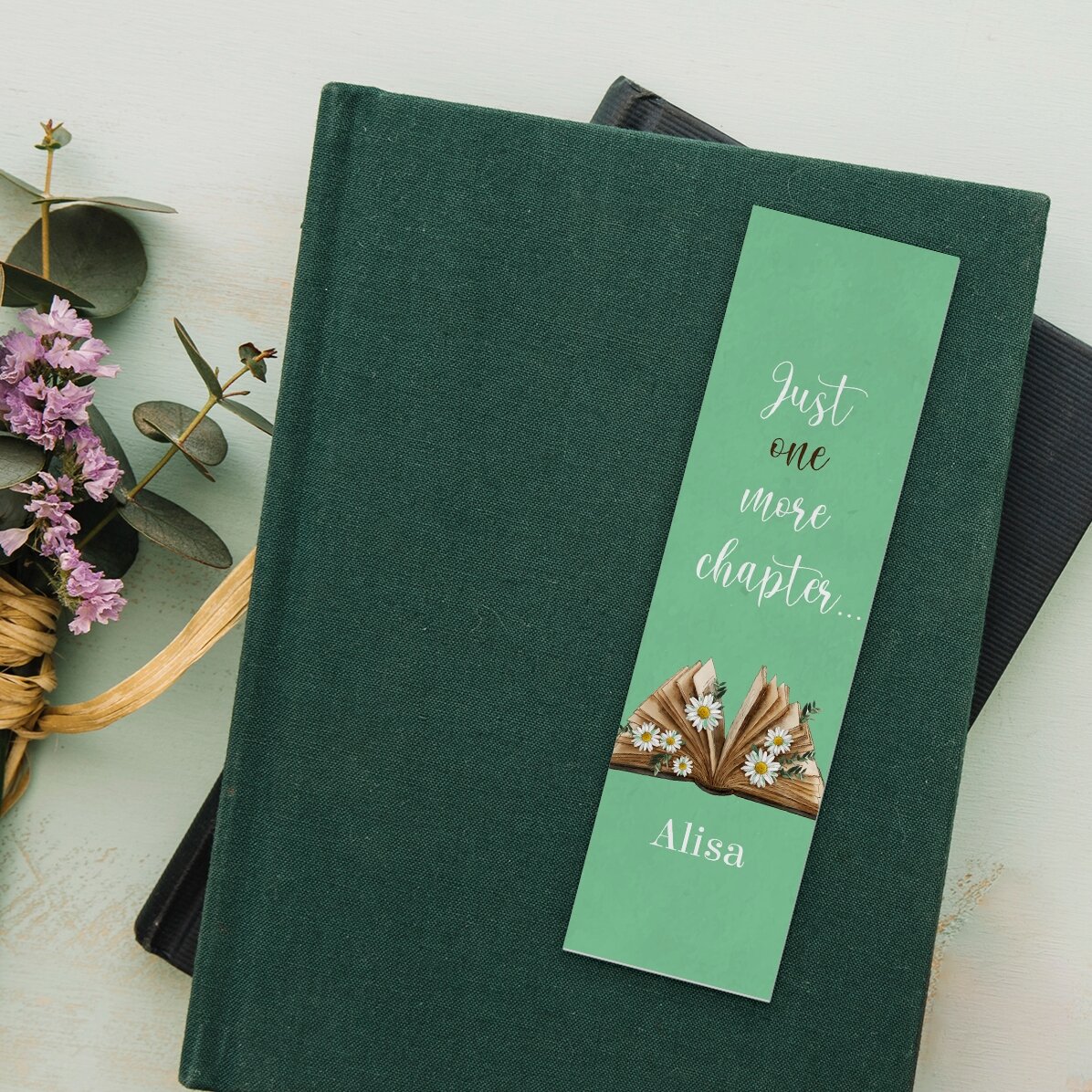 Marcapáginas personalizado con texto: «Just one more chapter»