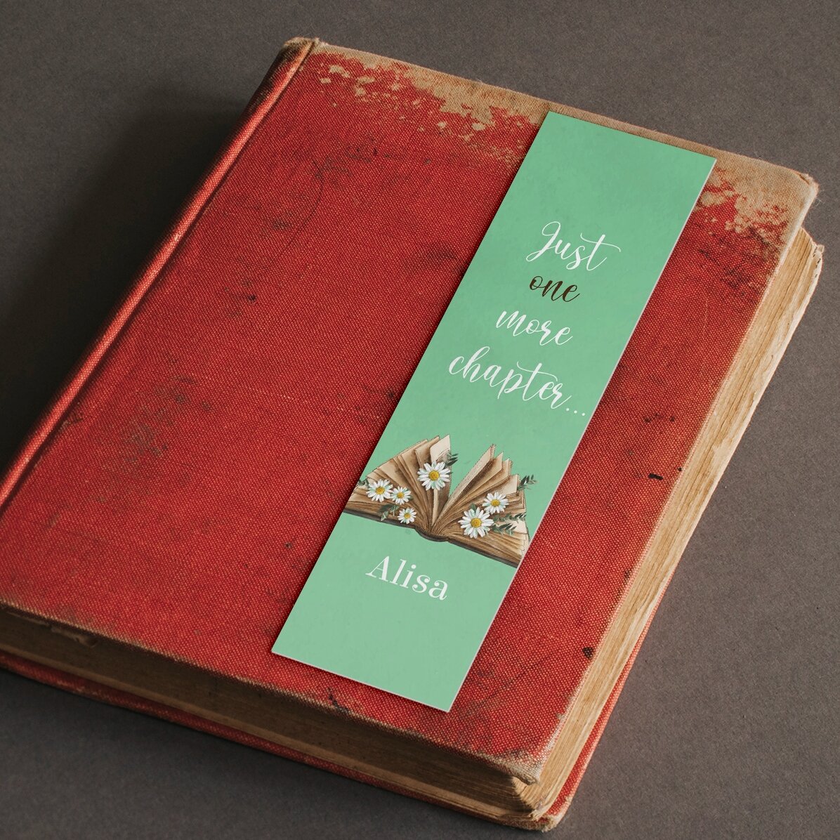 Marcapáginas personalizado con texto: «Just one more chapter»