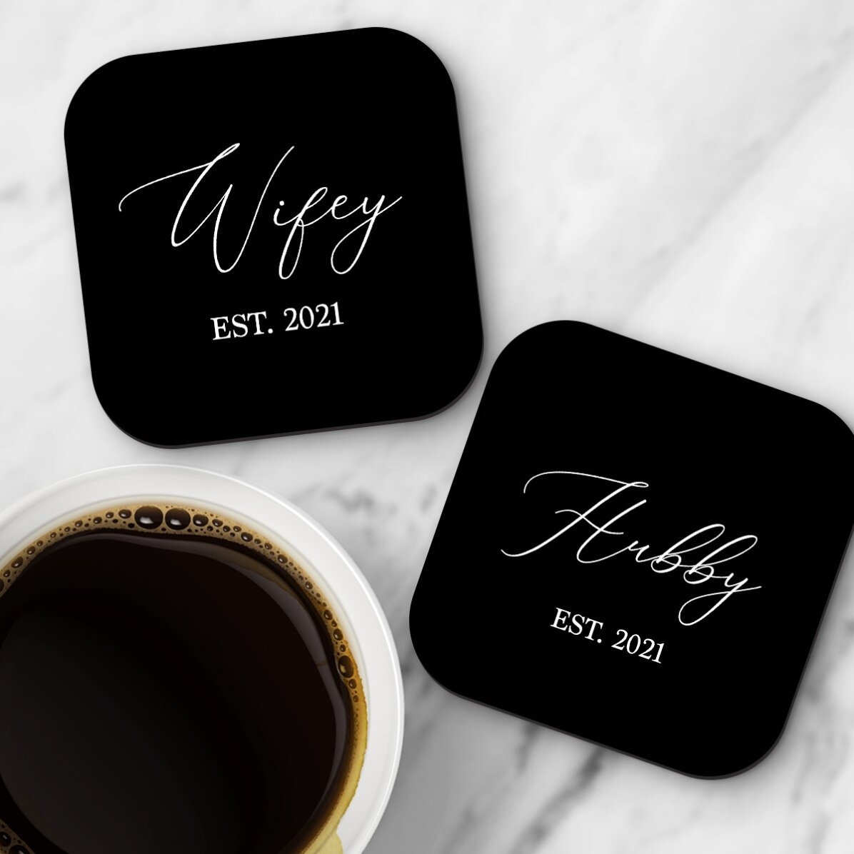 Lote de 2 posavasos personalizados con texto: «El suyo y el de ella»