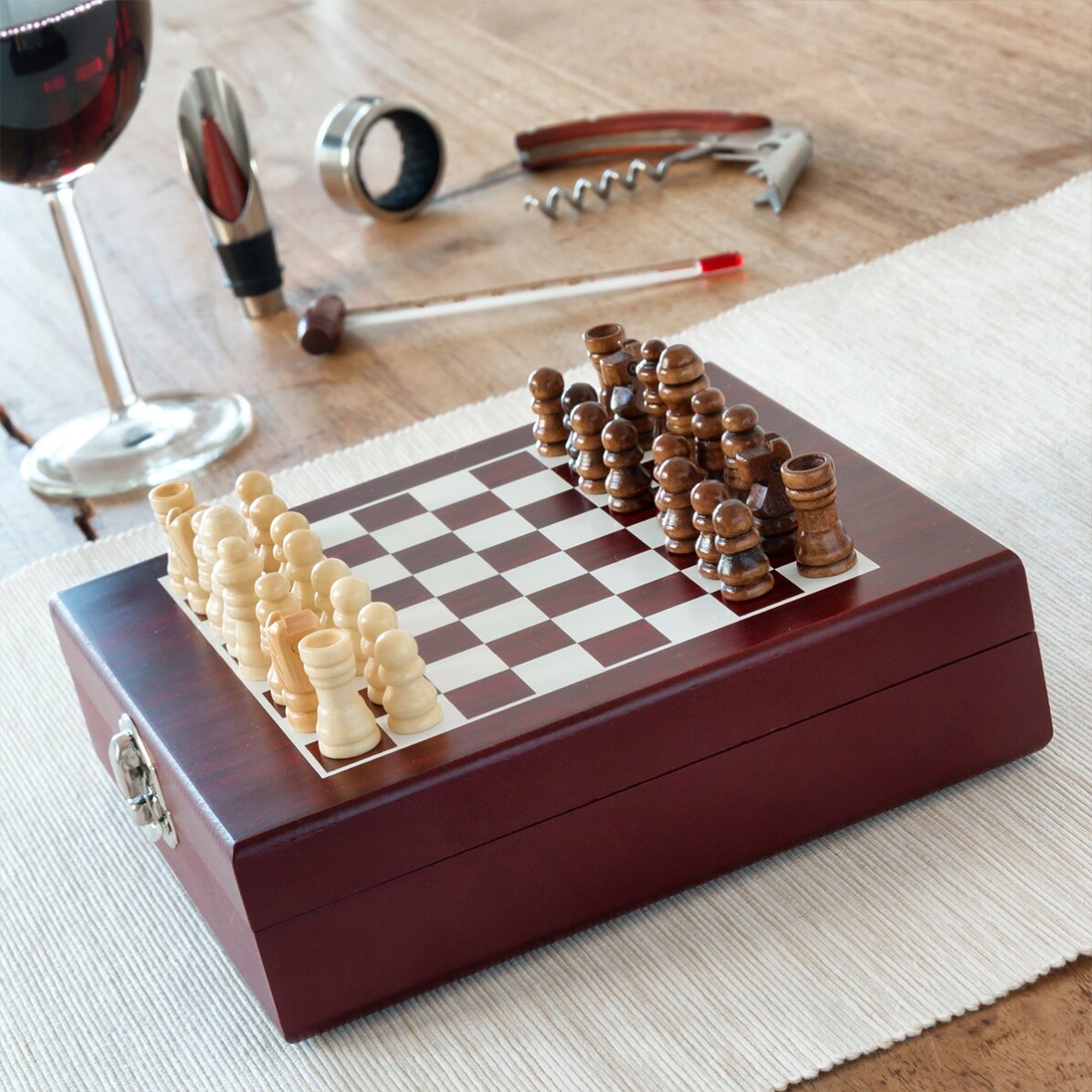 Juego de ajedrez con accesorios para vino