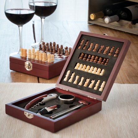 Juego de ajedrez con accesorios para vino