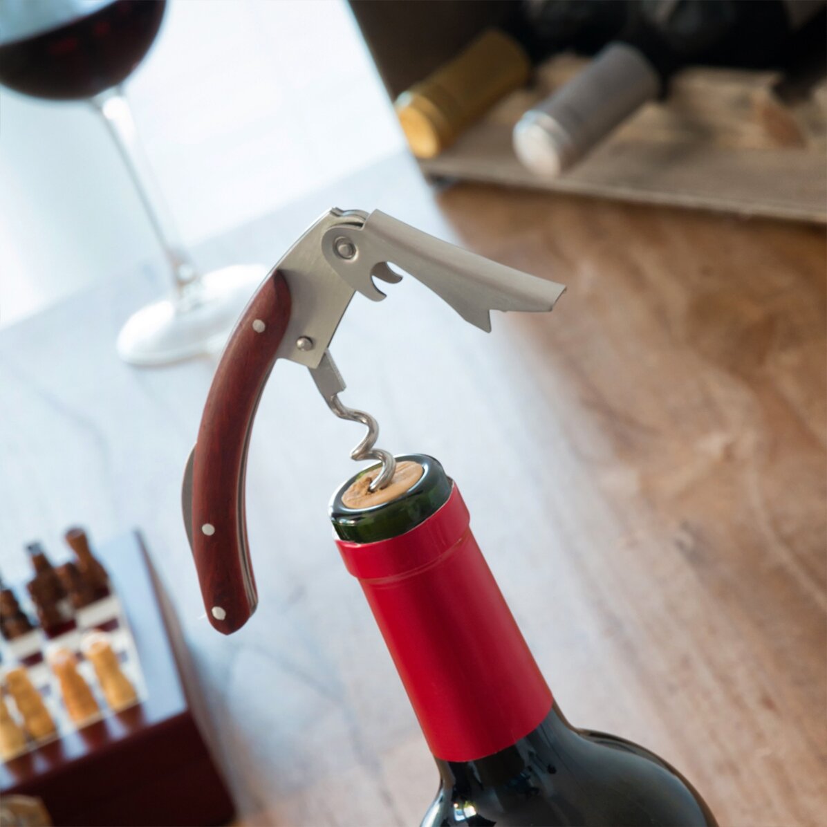 Juego de ajedrez con accesorios para vino