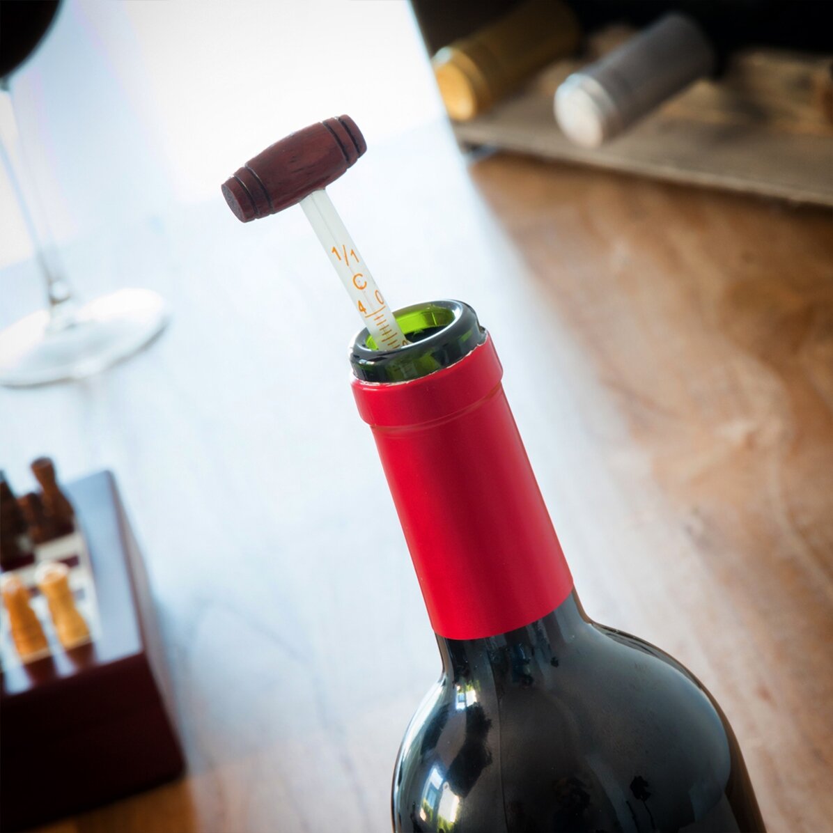 Juego de ajedrez con accesorios para vino