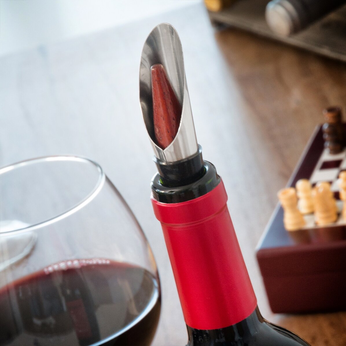Juego de ajedrez con accesorios para vino
