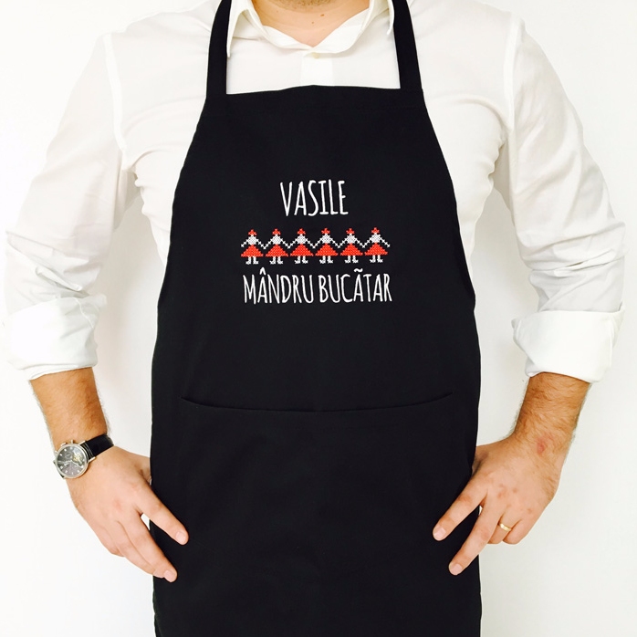 Modelo personalizado con bordado tradicional en negro