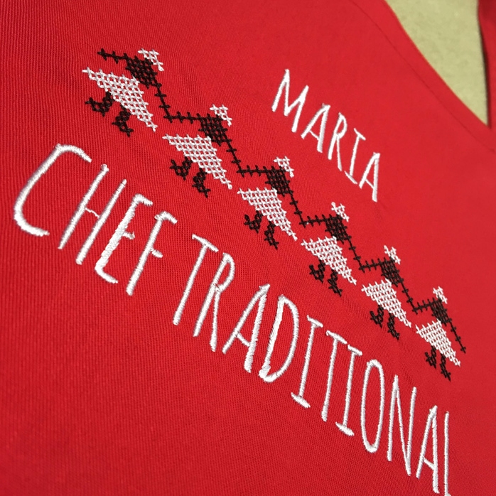Prenda personalizada con bordado tradicional en rojo