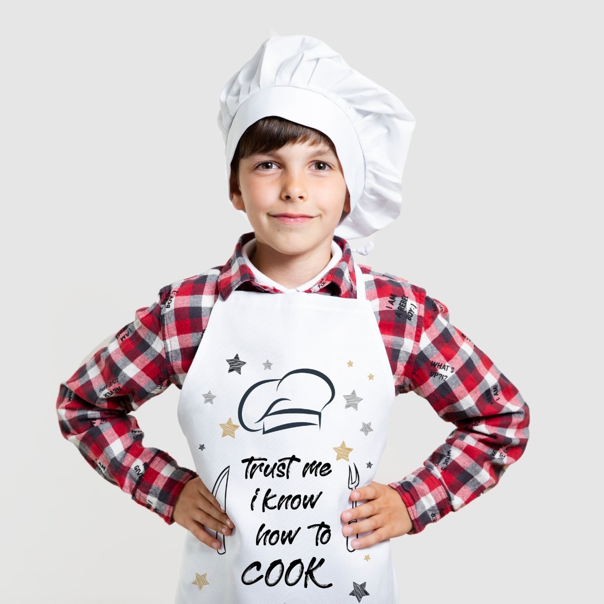 Polo personalizado para niños con el texto: «Trust me, I know how to cook»