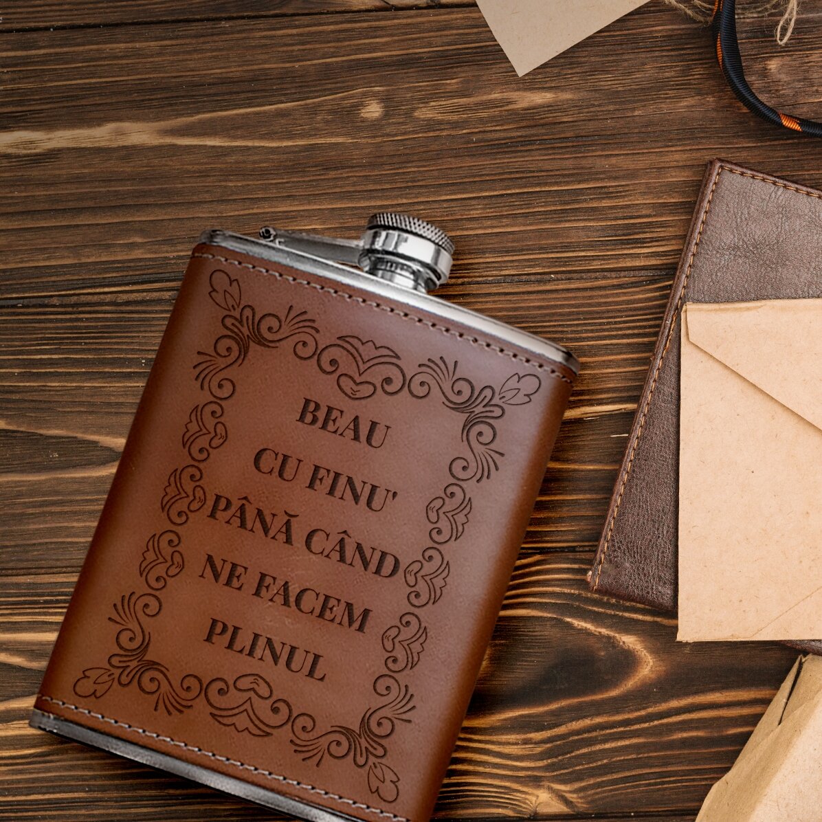 Botella de bolsillo forrada en piel y personalizada con un mensaje - Elegante