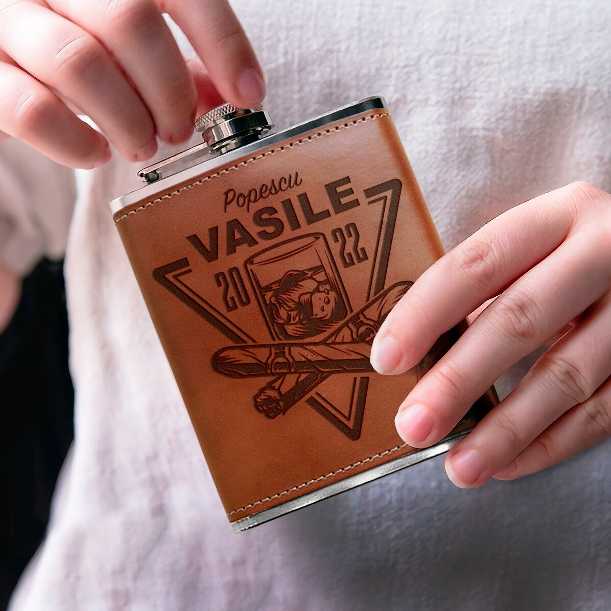 Botella de bolsillo forrada en piel, personalizada con nombre y año - Wishkey