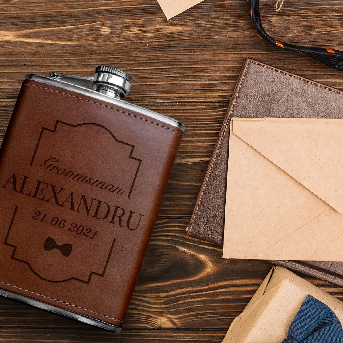 Botella de bolsillo forrada en piel y personalizada con texto - Groomsman