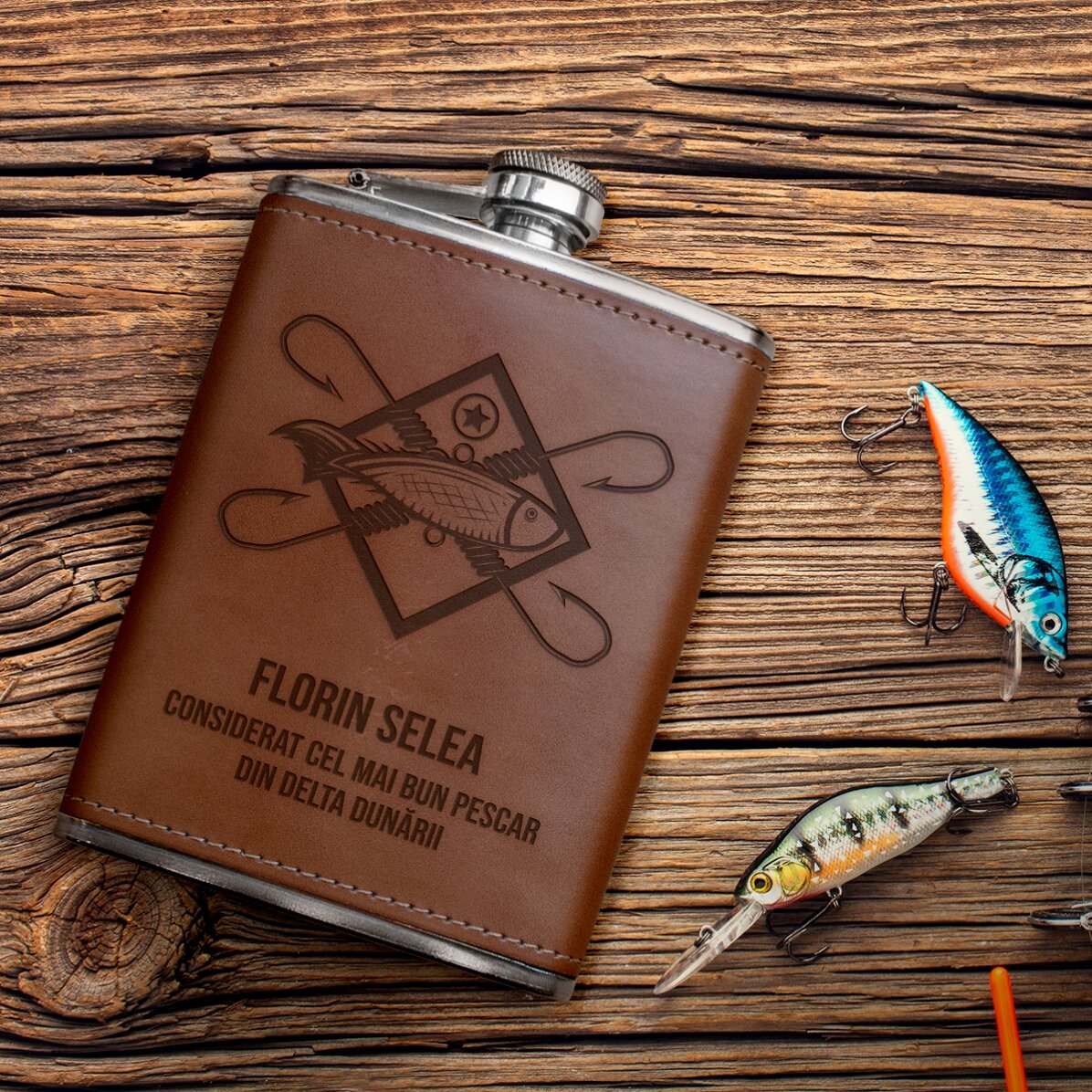 Botella de bolsillo forrada en piel y personalizada con un texto para pescadores