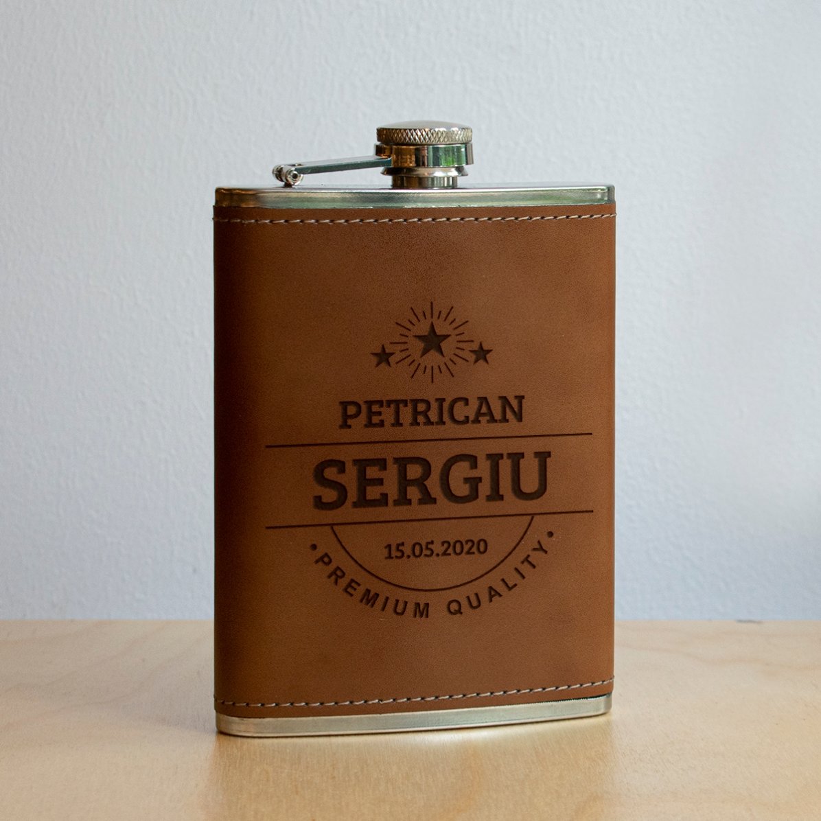Botella de bolsillo personalizada forrada en piel con nombre