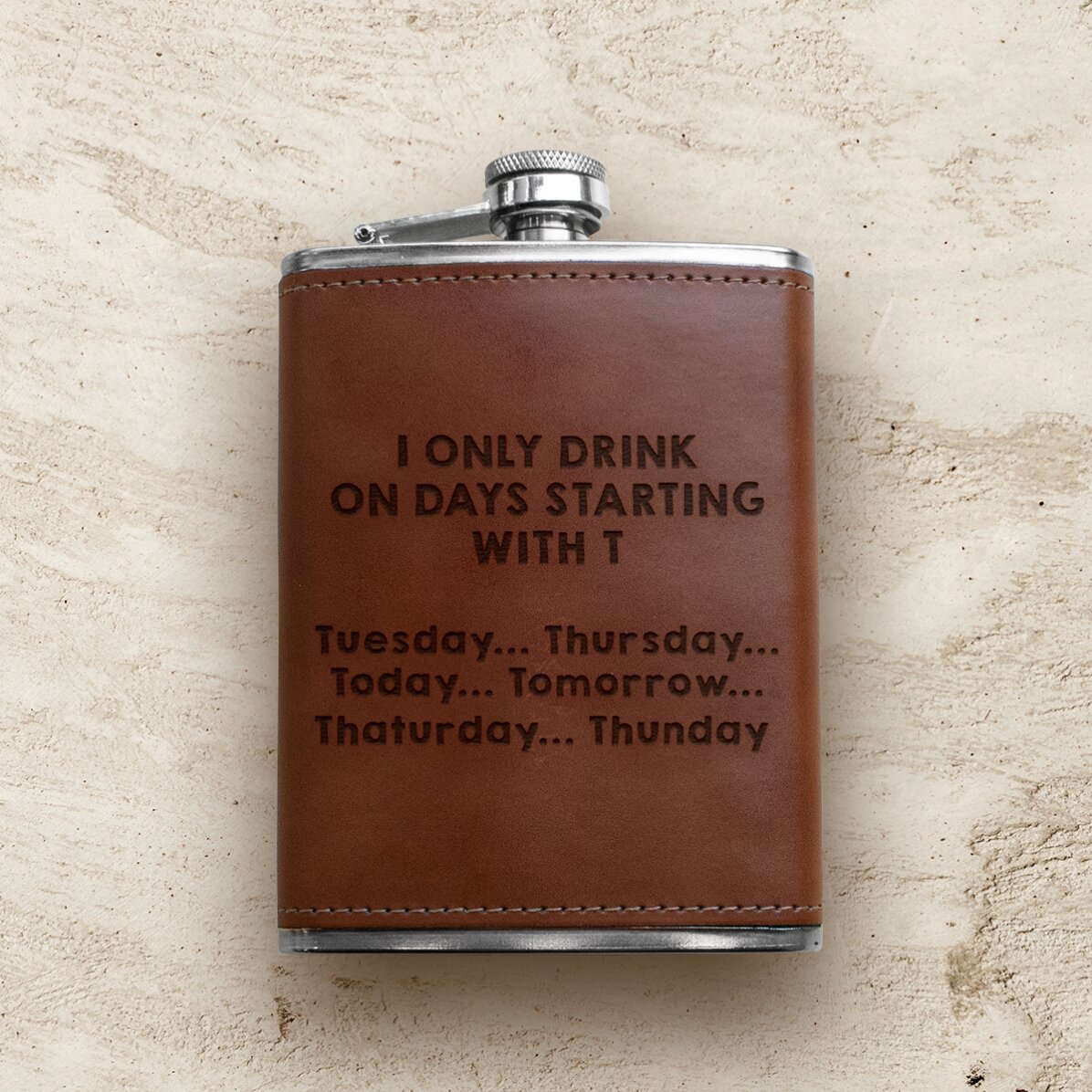 Botella de bolsillo personalizada forrada en piel - I only drink...
