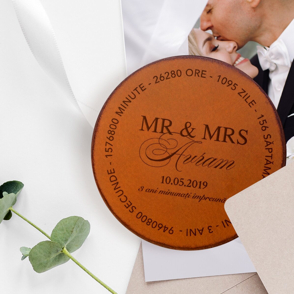 Posavasos de piel personalizado con texto: «Mr & Mrs»