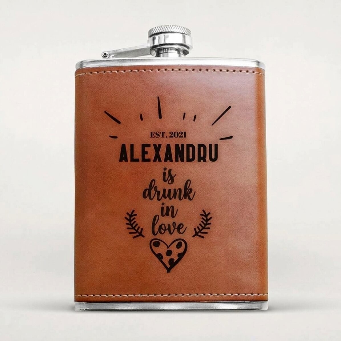 Botella de bolsillo personalizada forrada en piel - Drunk in love