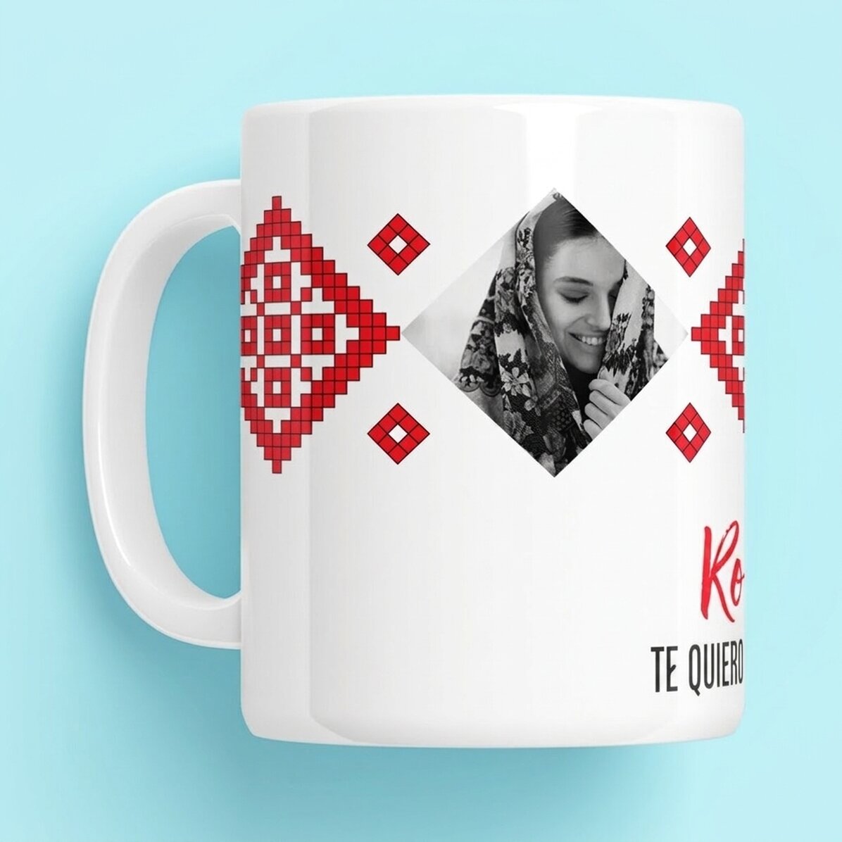 Taza personalizada con 2 fotos y texto: «¡Te quiero con pasión!»