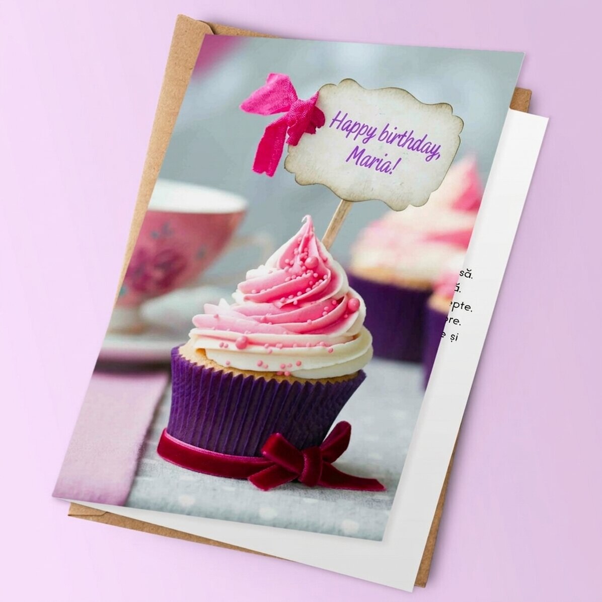 Tarjeta de felicitación personalizada con un cupcake morado