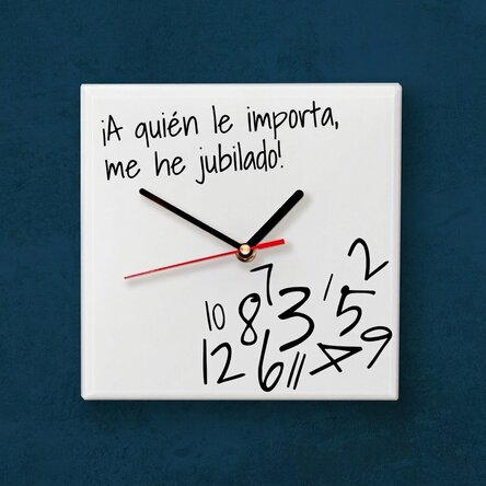 Reloj cuadrado personalizado con texto: «¿A quién le importa? ¡Me he jubilado!»