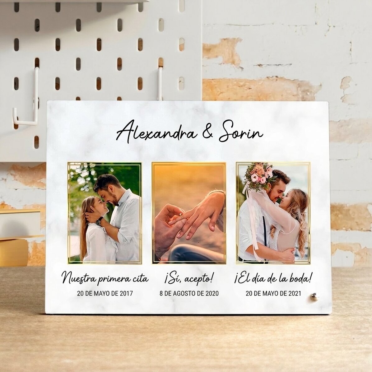 Marco de fotos de escritorio personalizado con 3 fotos y texto: «Our love story»