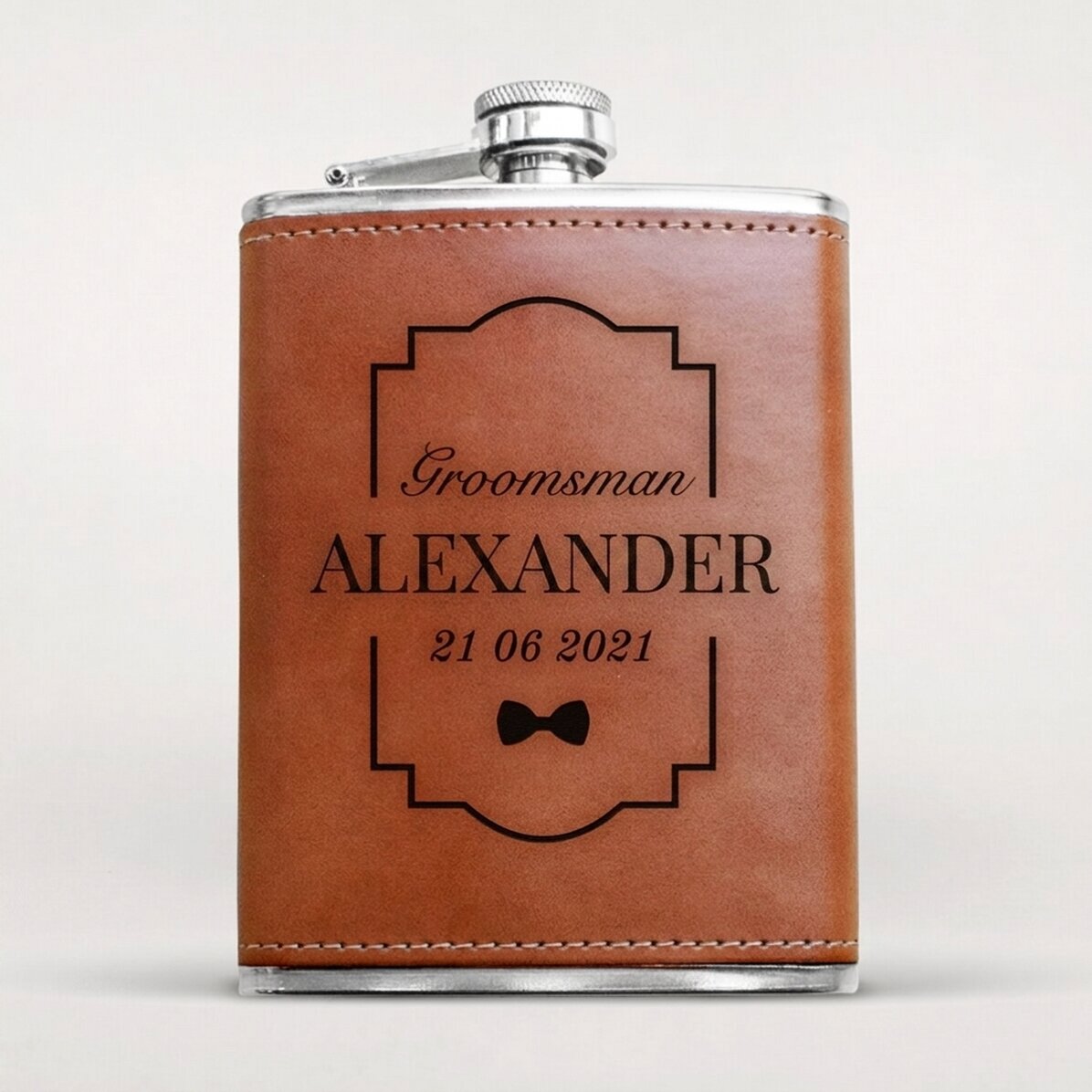 Botella de bolsillo forrada en piel y personalizada con texto - Groomsman