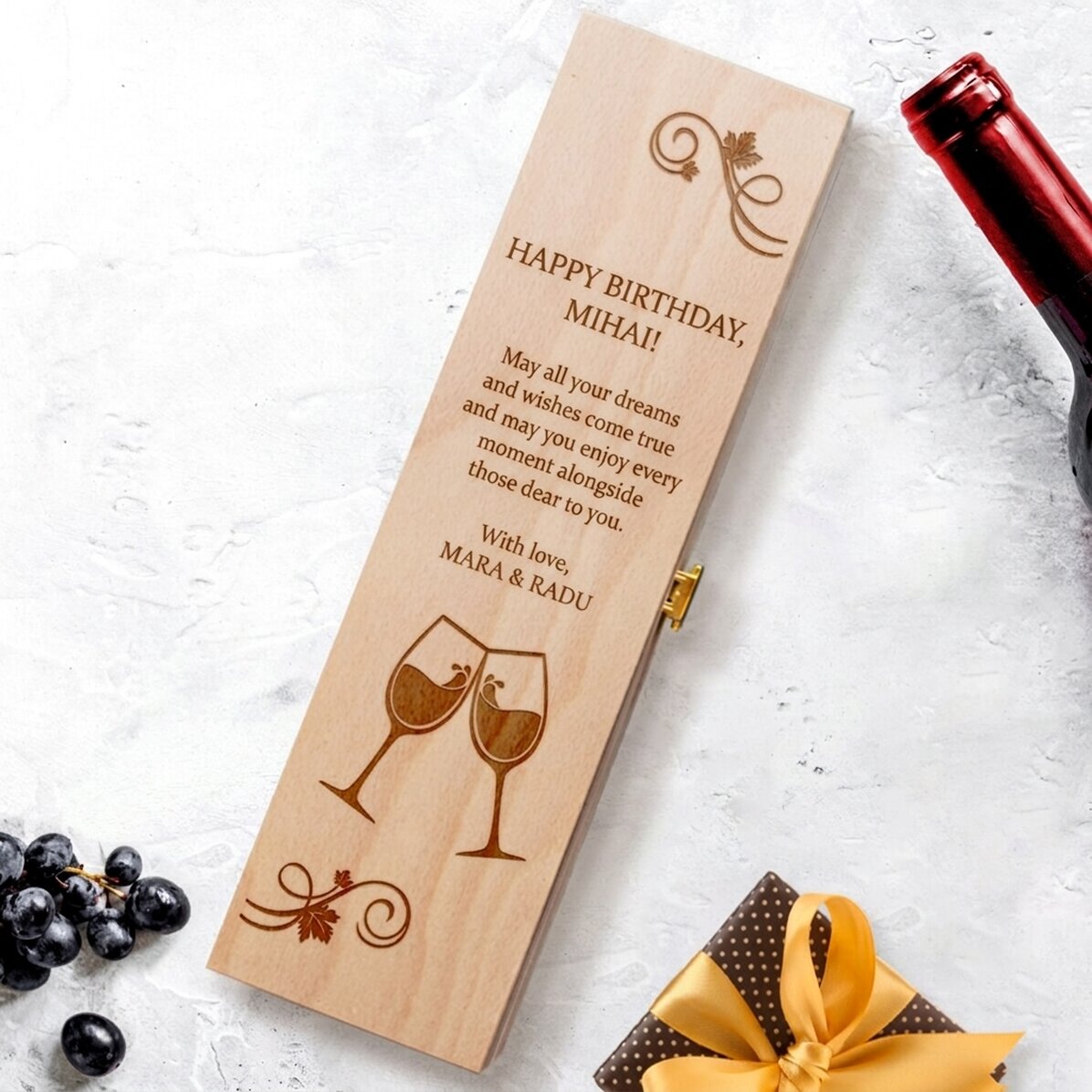 Caja de vino personalizada con mensaje: «Feliz cumpleaños»