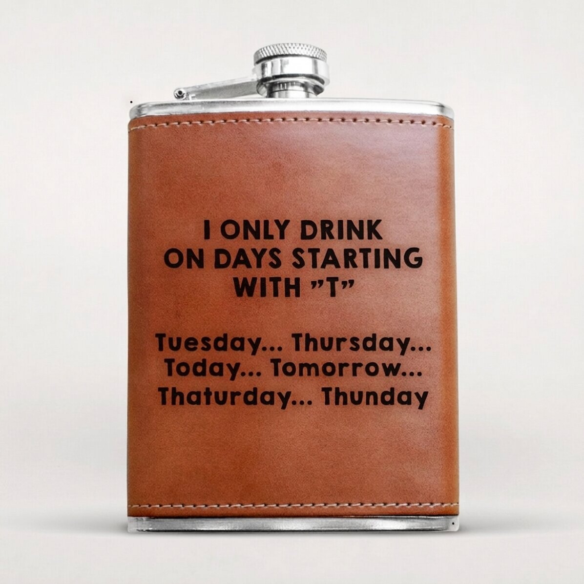 Botella de bolsillo personalizada forrada en piel - I only drink...