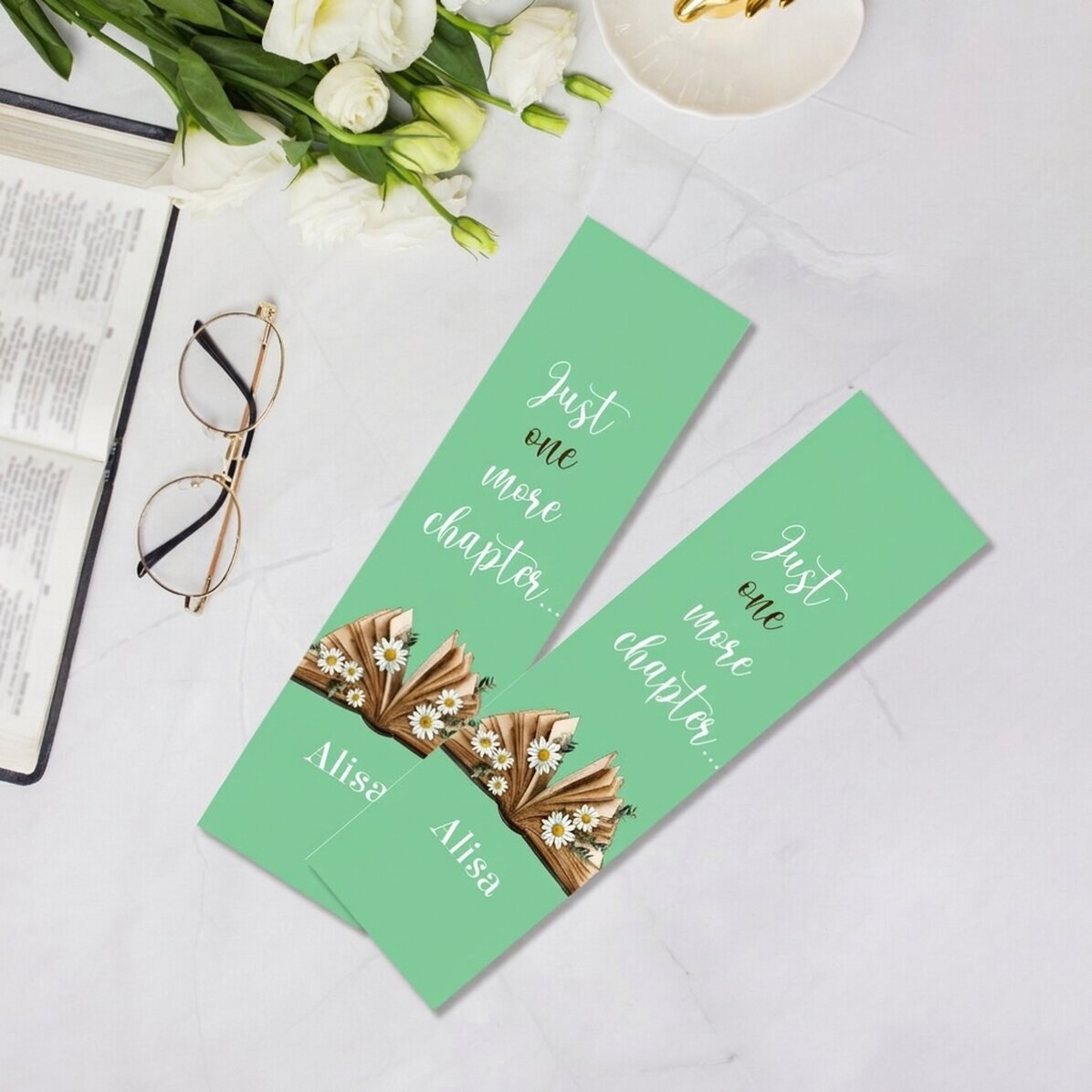 Marcapáginas personalizado con texto: «Just one more chapter»