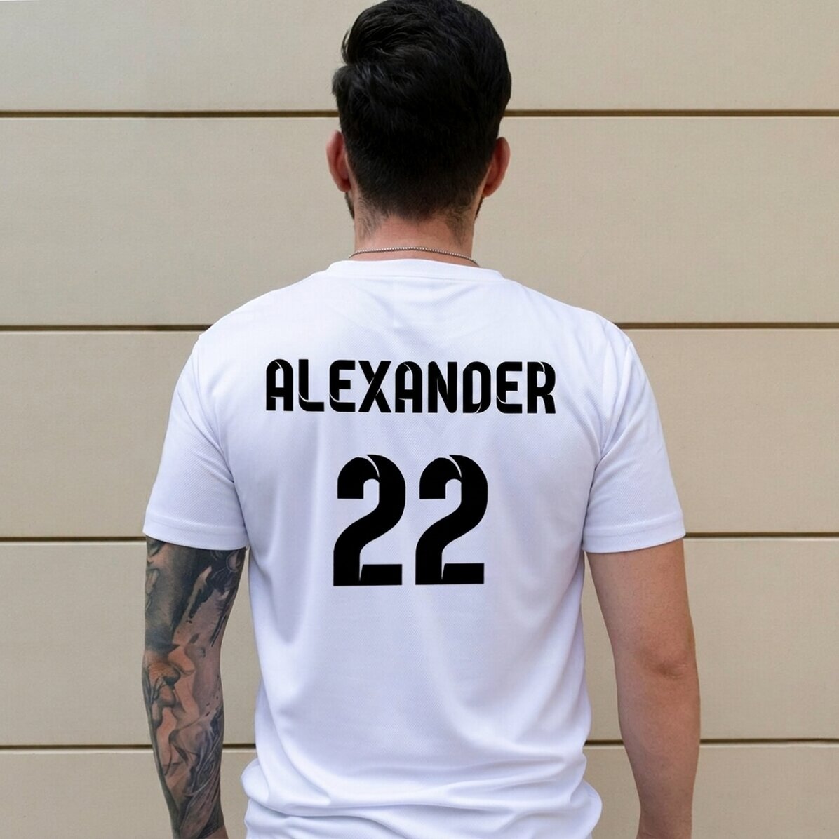 Camiseta deportiva personalizada en la espalda con nombre y número - modelo de fútbol