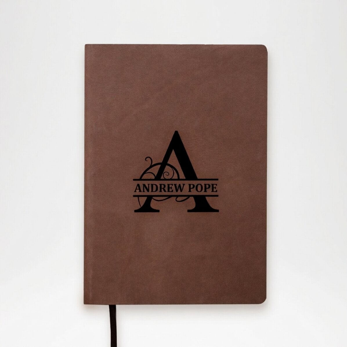 Agenda de piel personalizada con monograma y nombre en el centro
