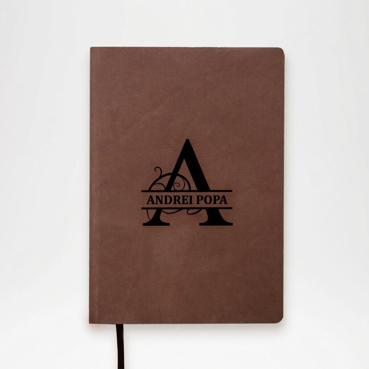 Agenda de piel personalizada con monograma y nombre en el centro