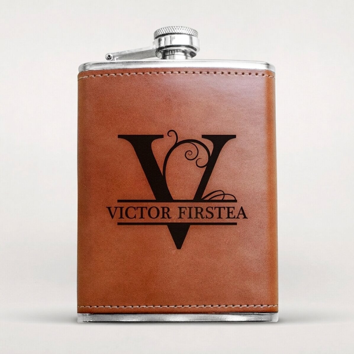 Botella de bolsillo forrada en piel, personalizada con monograma y nombre