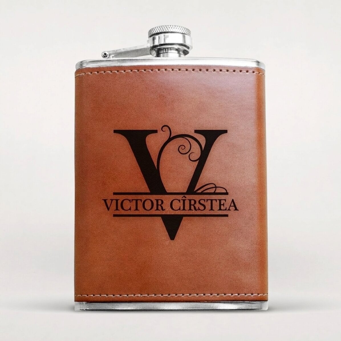 Botella de bolsillo forrada en piel, personalizada con monograma y nombre