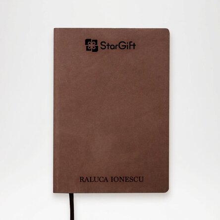 Agenda de piel personalizada con el logotipo en el centro y el nombre