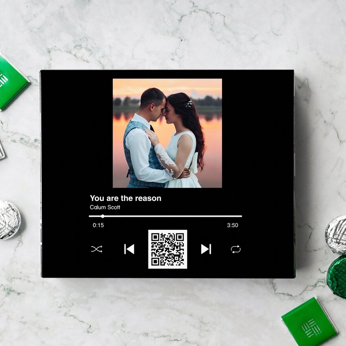 Caja de bombones personalizada con una foto, un texto y un código QR - Nuestra canción