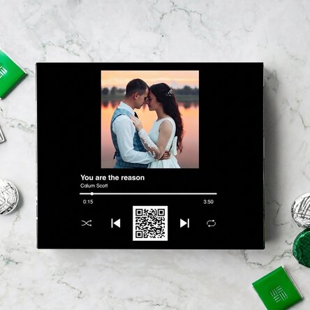 Caja de bombones personalizada con una foto, un texto y un código QR - Nuestra canción