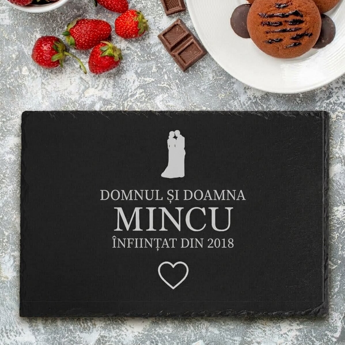 Placa de pizarra grabada y personalizada con texto: «Mr & Mrs»